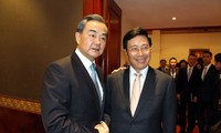 越南政府副总理兼外长范平明在柬埔寨暹粒市会见中国外长王毅